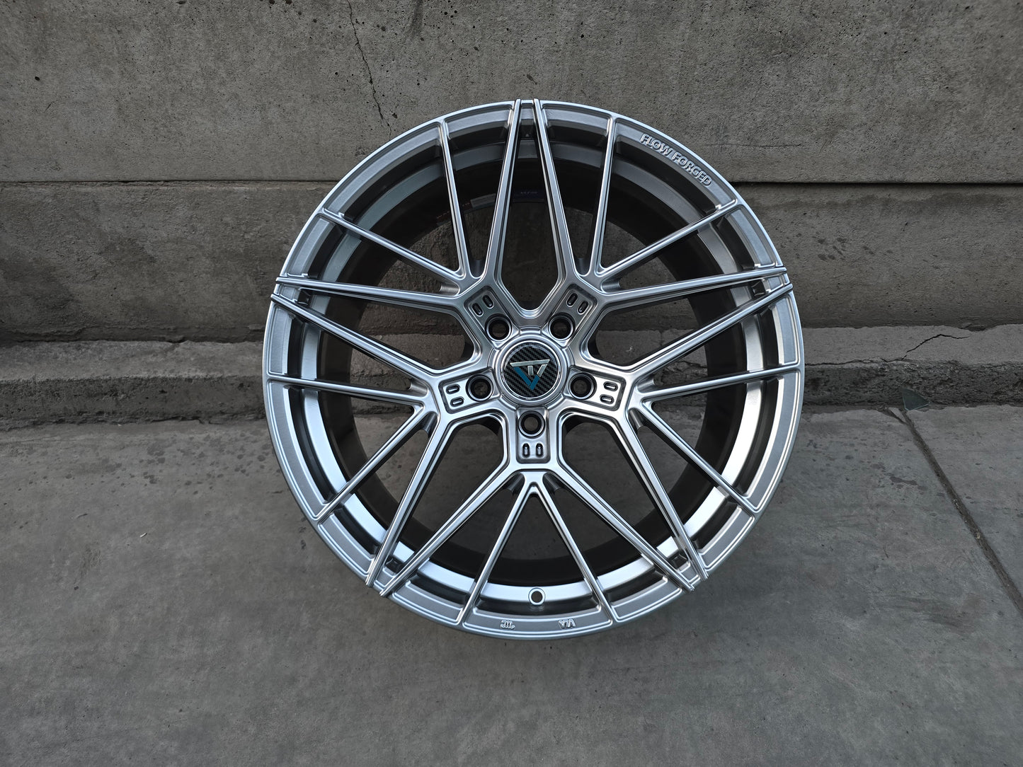 SET DE 4 LLANTAS Color Grafito Metalizado. Aro 19 - 5x114. (VLF35)