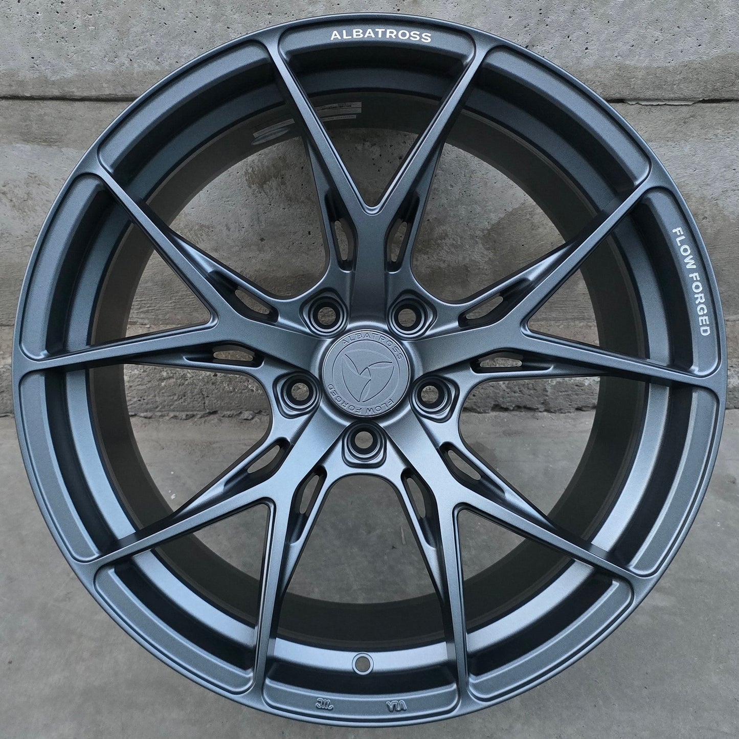 SET DE 4 LLANTAS ALBATROSS. Aro 19 - 5x114. Color Grafito. (AB-15S)