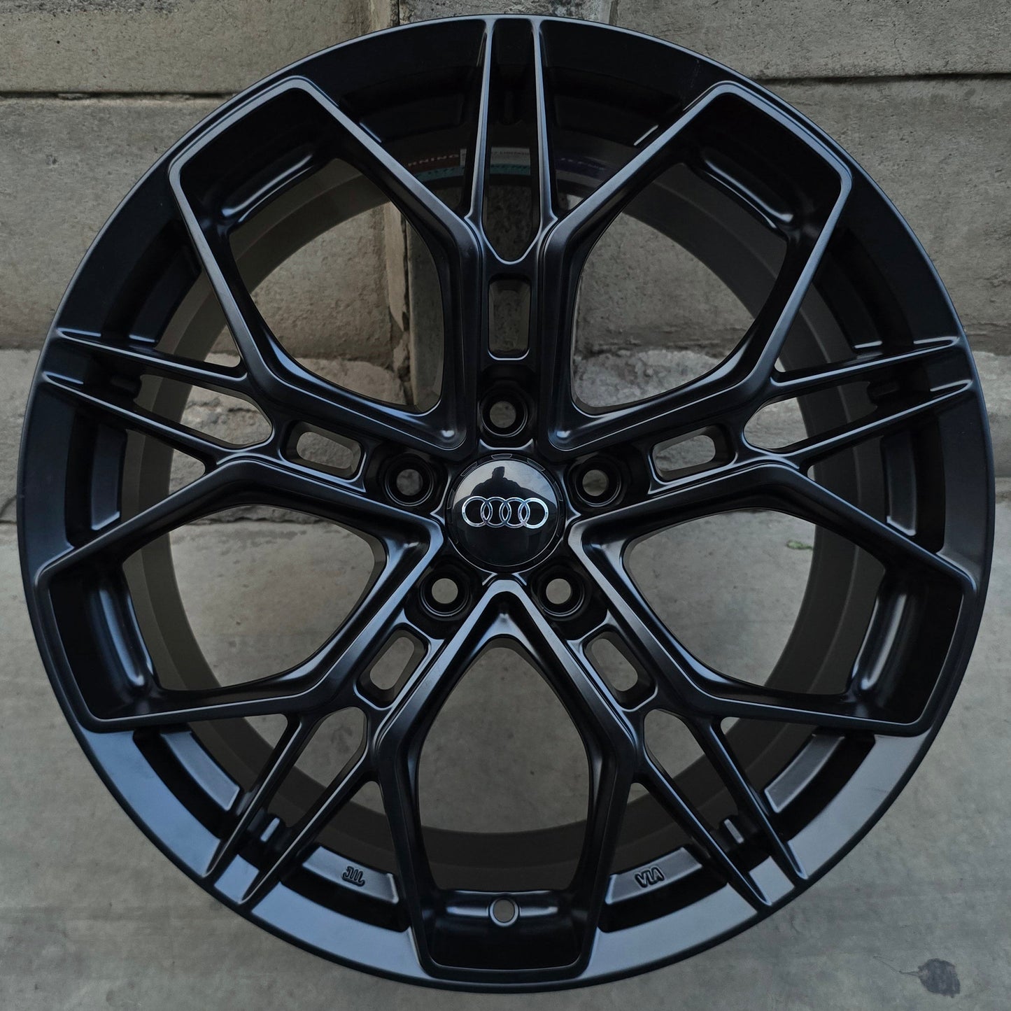 SET DE 4 LLANTAS AUDI *. Aro 18 - 5x112. Color Negro. (TCFP01)