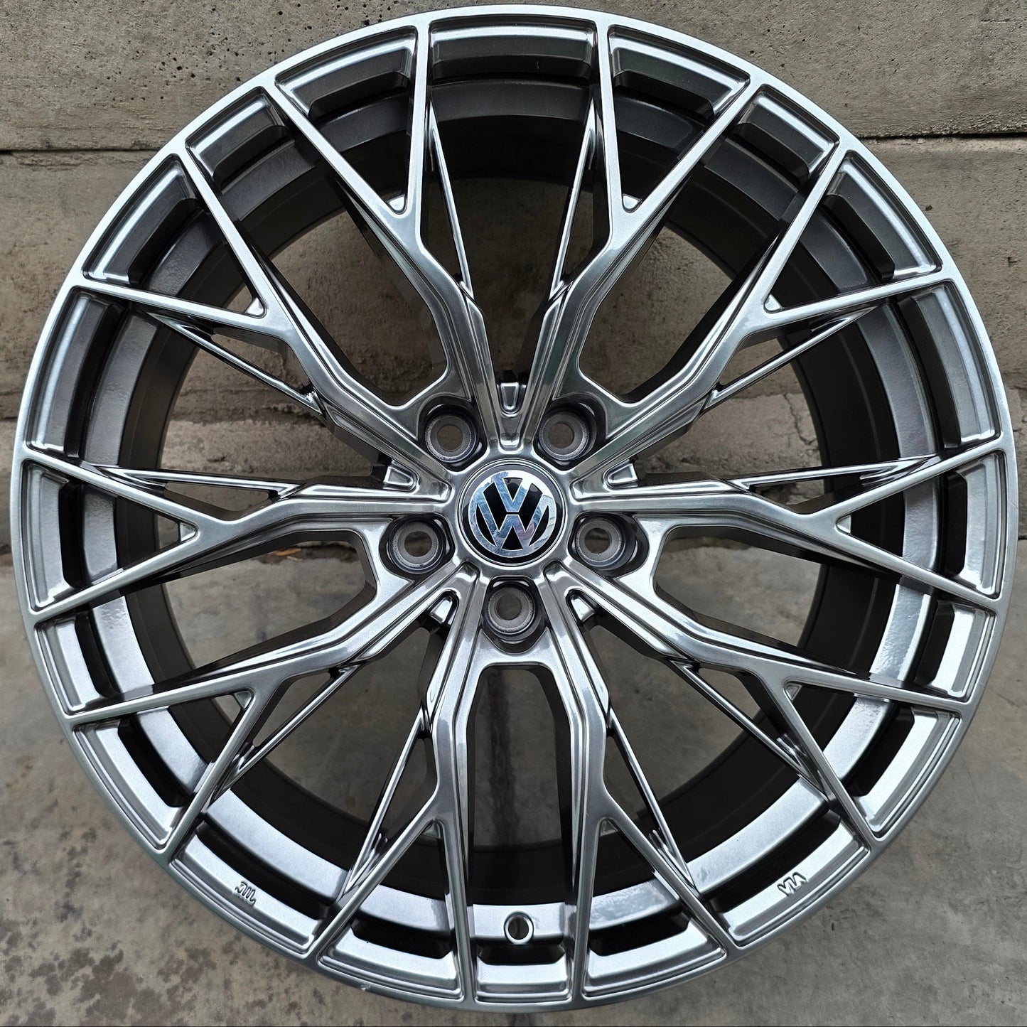 SET DE 4 LLANTAS VOLKSWAGEN*. Aro 19 - 5x112. Color Grafito Metalizado. (H3243F)