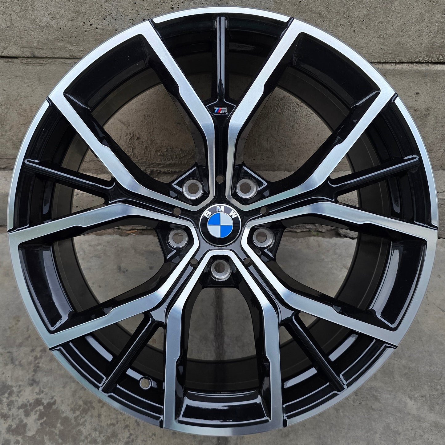 SET DE 4 LLANTAS BMW . Aro 19 - 5x120. Color Cromado Fondo Negro. (H3010F)
