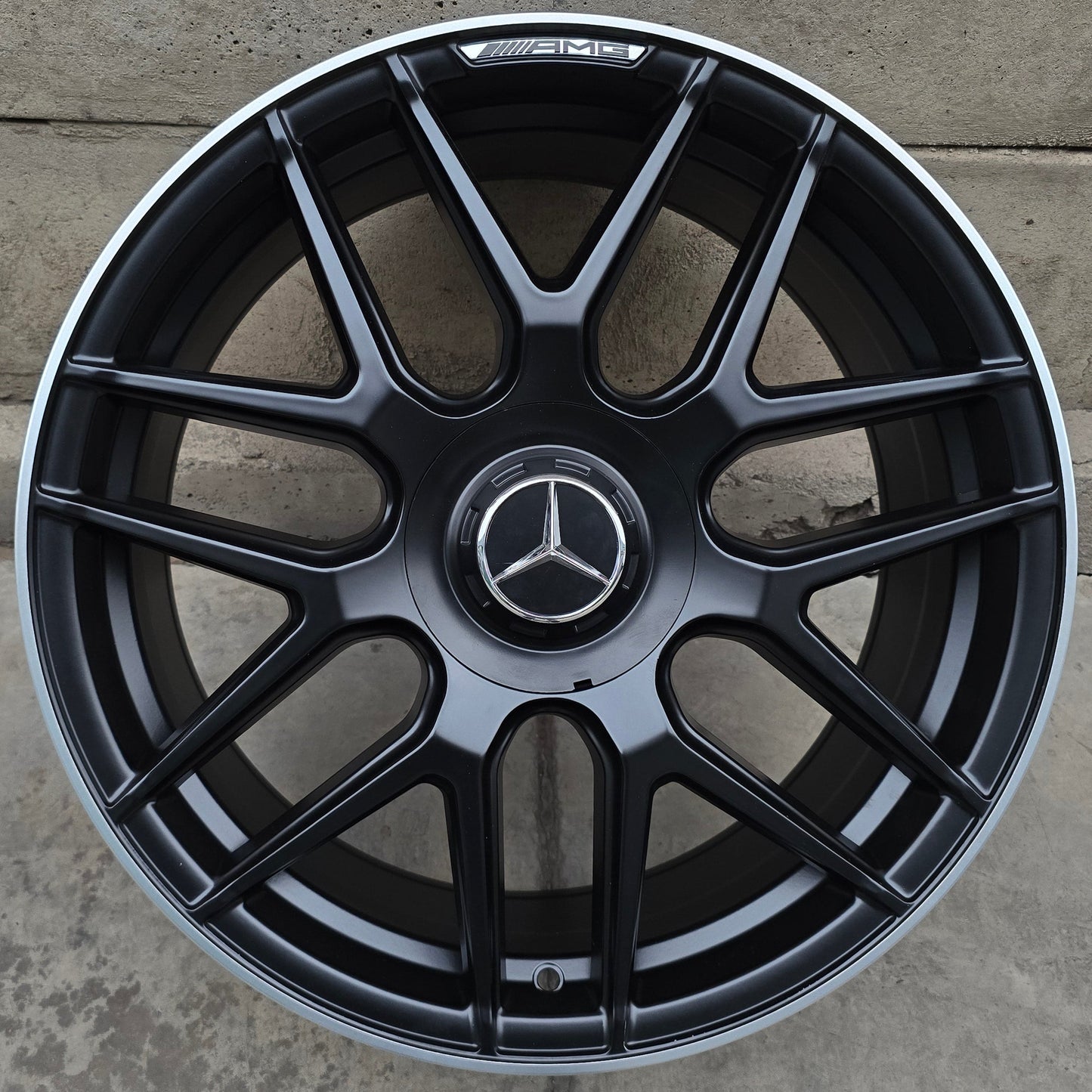 SET DE 4 LLANTAS MERCEDES . Aro 19 - 5x112. Color Negro Mate Linea Cromado. (H933D)