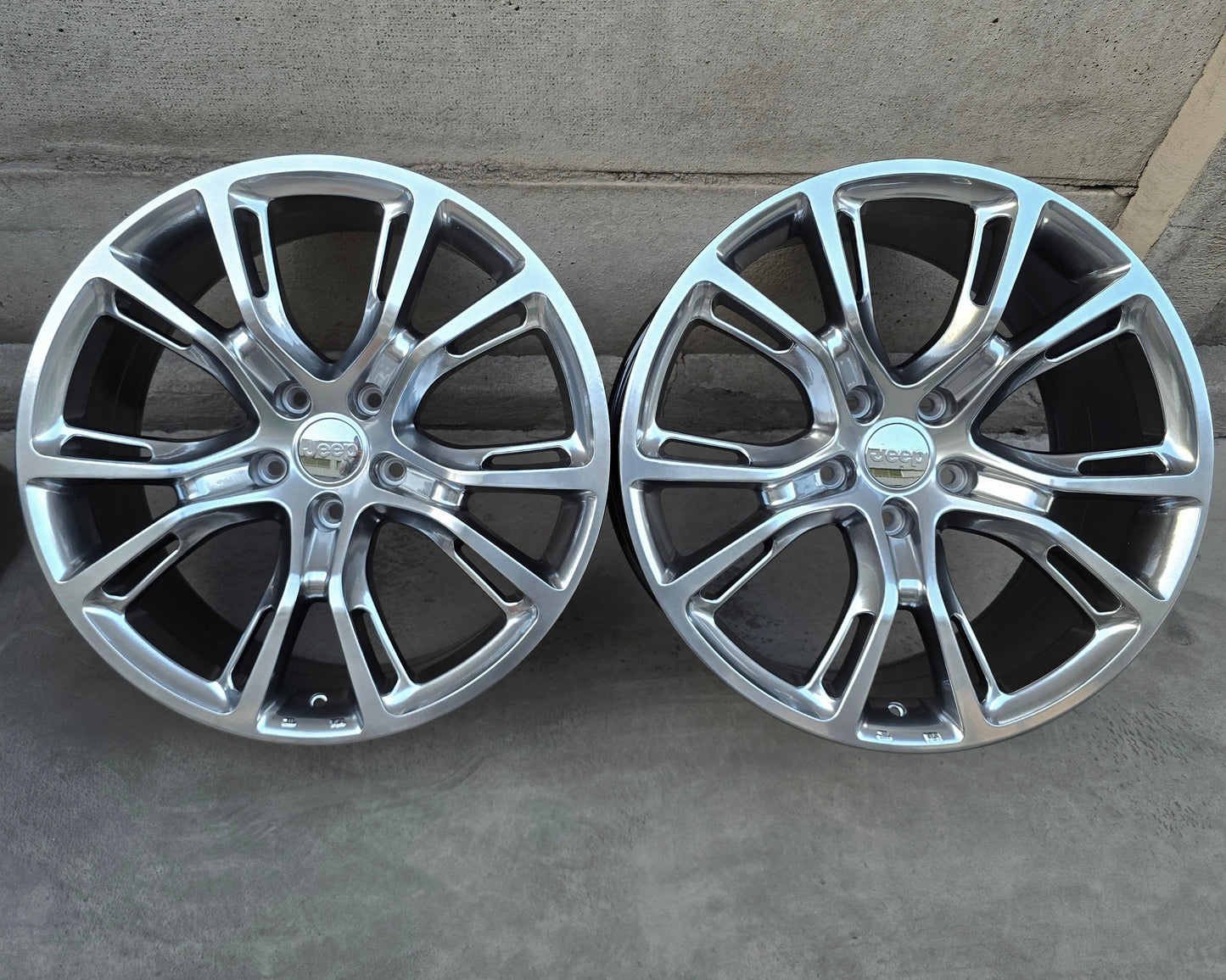 SET DE 4 LLANTAS ASIMÉTRICAS JEEP GRAND CHEROKEE SRT COLOR Grafito Metalizado. Aro 20 - 5x127 (280-4)