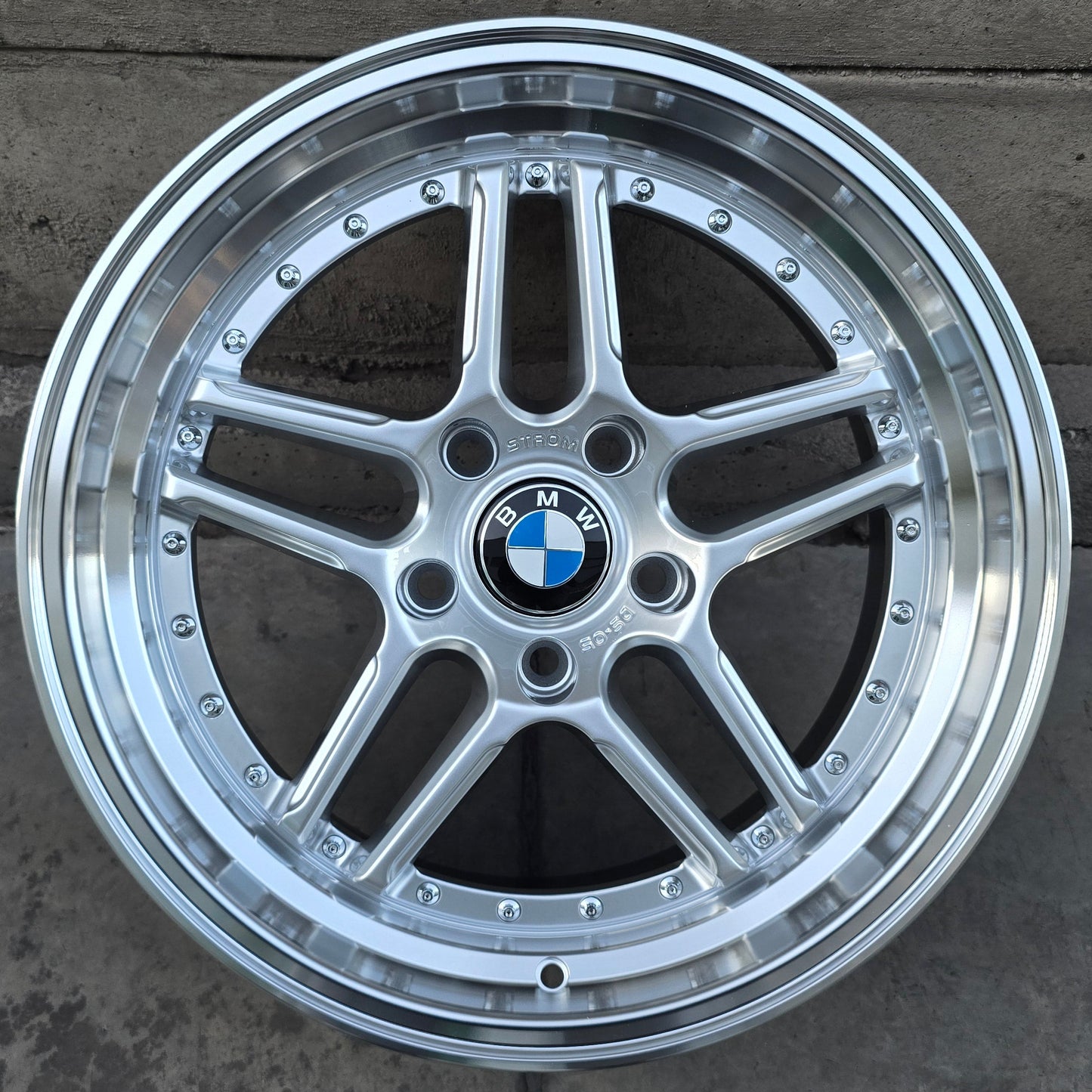 SET DE 4 LLANTAS BMW. COLOR Plateado. Aro 17- 5x120 (DS-05)