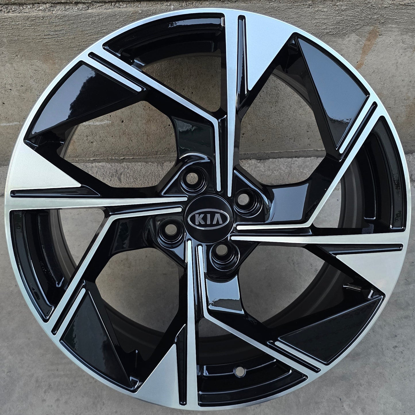SET DE 4 LLANTAS KIA MODELO. Aro 17 - 4x100. Color Cromado Fondo Negro (426)
