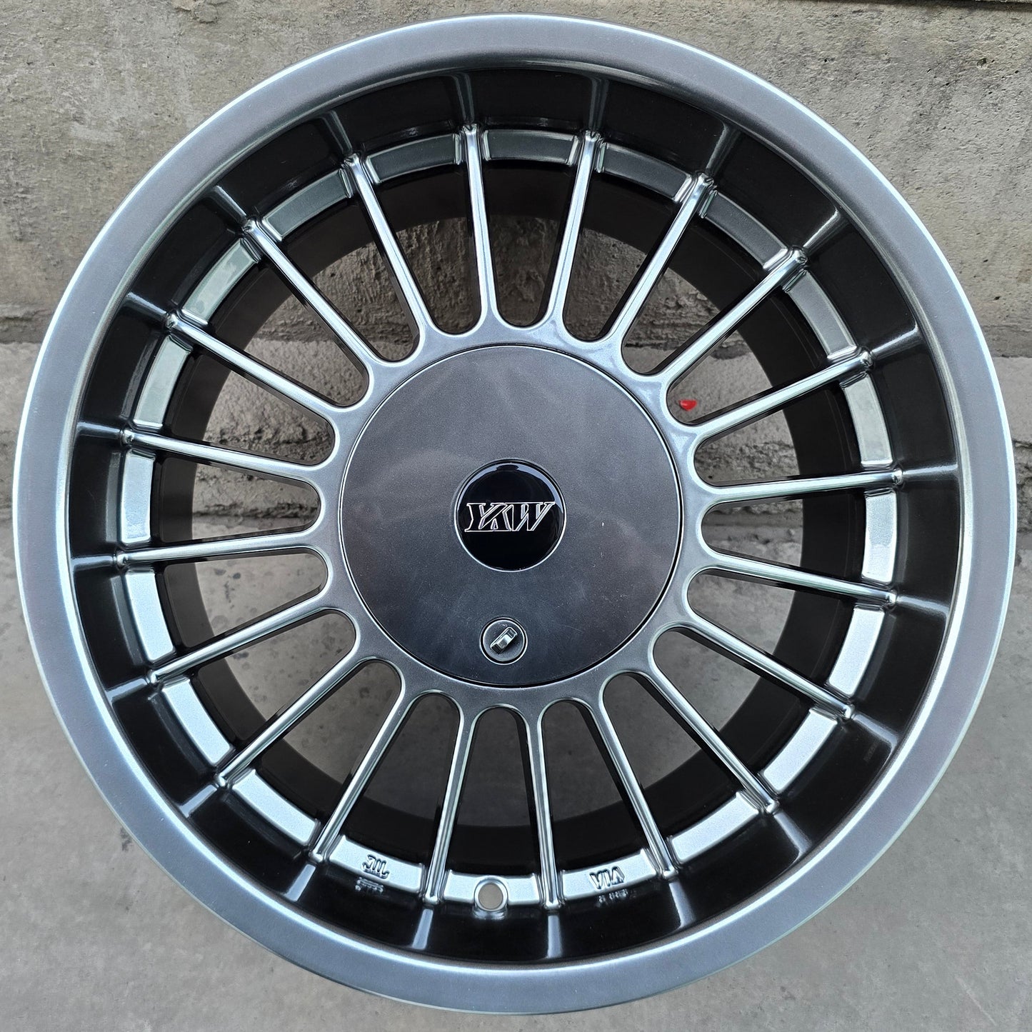 SET DE 4 LLANTAS MODELO ALPINA. Aro 15 - 4x100, 5x100. Doble Apernadura. Color Grafito Metalizado. (YKW5674)