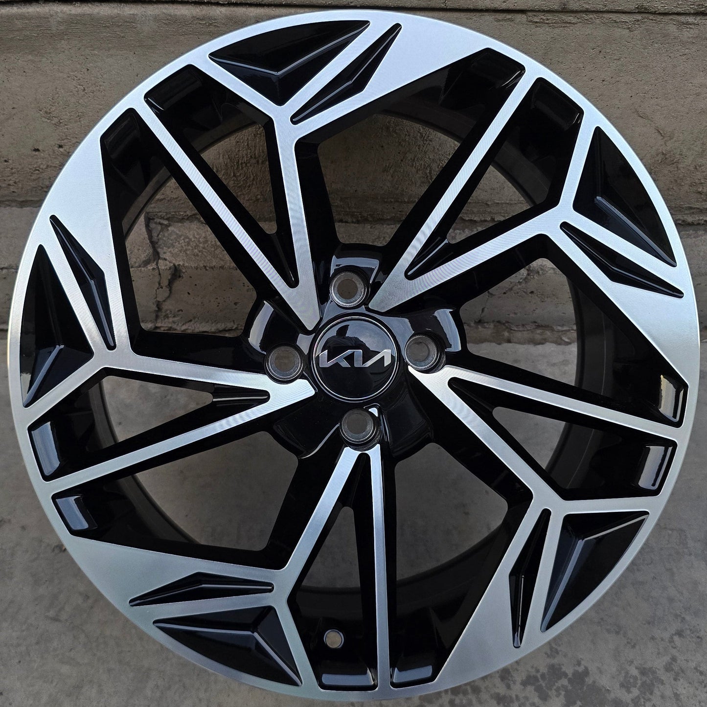 SET DE 4 LLANTAS KIA. Aro 17 - 4x100. Color Cromado Fondo Negro (426)