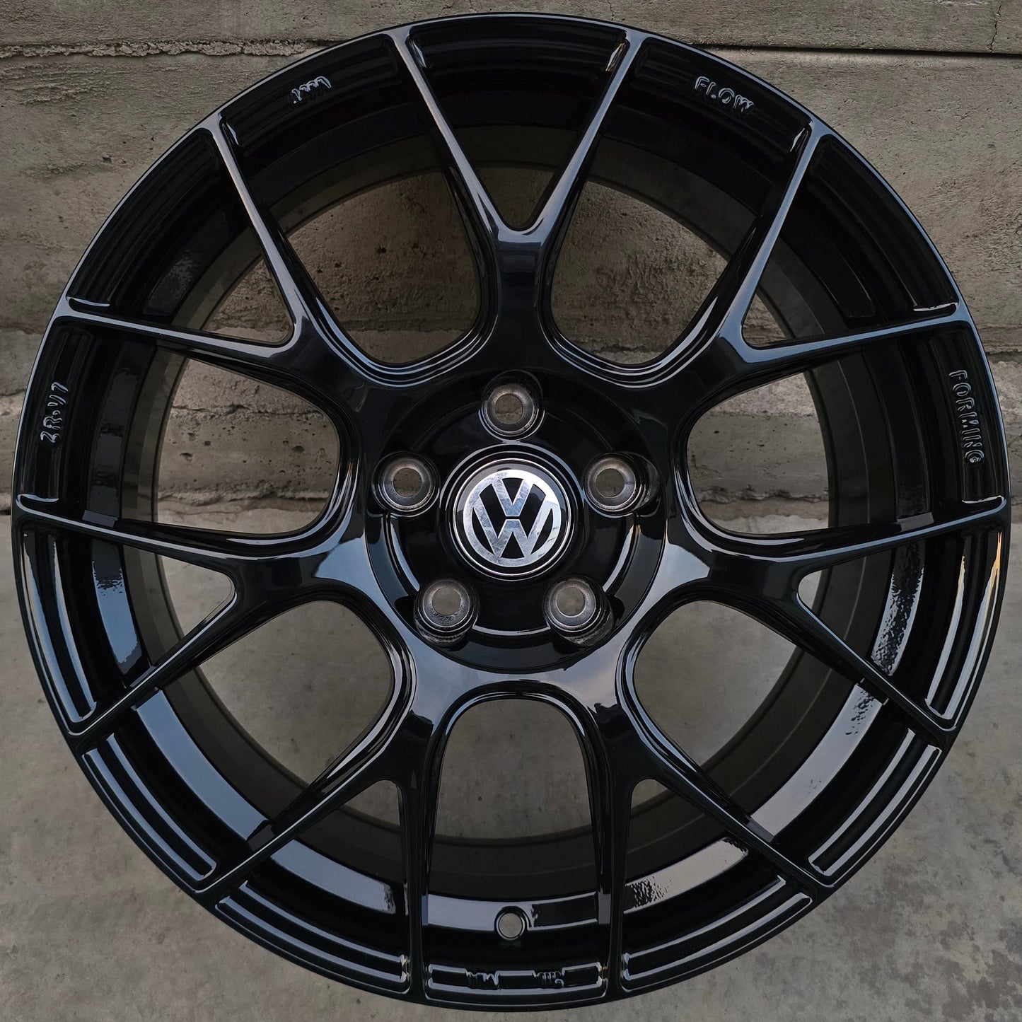 SET DE 4 LLANTAS VOLKSWAGEN *. Aro 17 - 5x112. Color Negro. (ZR-V7)