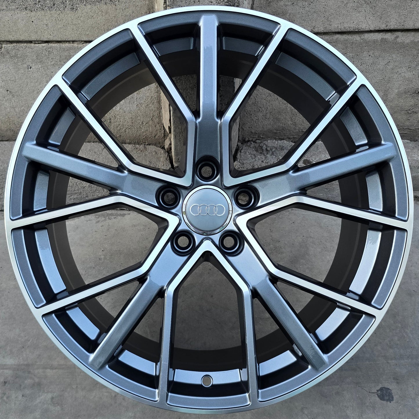 SET DE 4 LLANTAS AUDI. Aro 19 - 5x112. Color Cromado Fondo Grafito. (AUDI5046)