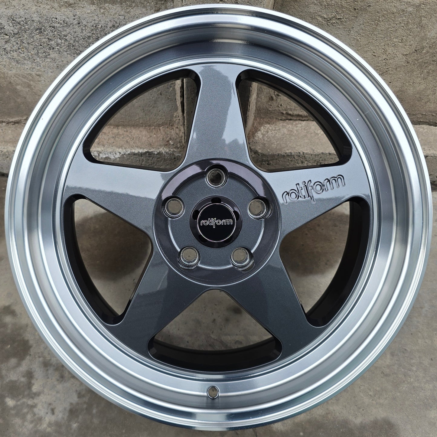 SET DE 4 LLANTAS ROTIFORM COLOR Grafito Aro Cromado. Aro 18 - 5x114 (RGW5037FF)