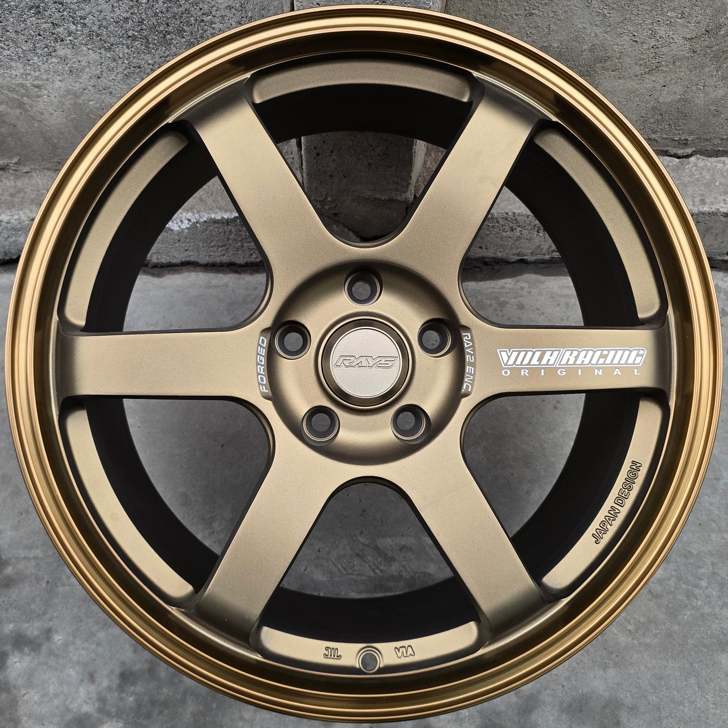 SET DE 4 LLANTAS VOLK TE37. Aro 18 - 5x114. Color Bronce .(RGW032FF)