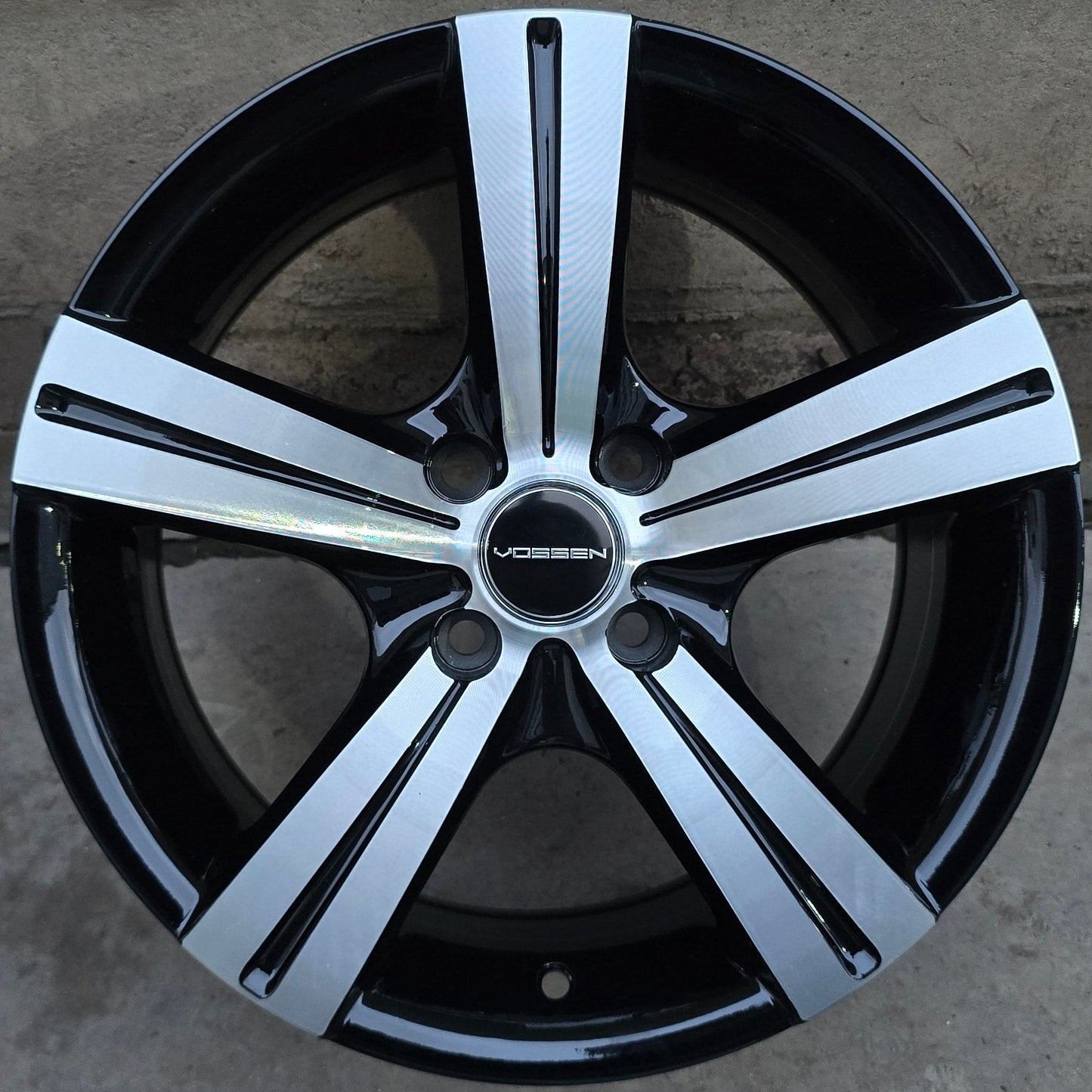 SET DE 4 LLANTAS VOSSEN. Aro 15 - 4x100. Color Cromado Fondo Negro. (229)