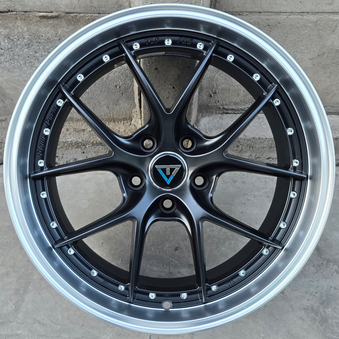 SET DE 4 LLANTAS Color Negro Aro Cromado. Aro 18 - 5x112 (VLF-P06)
