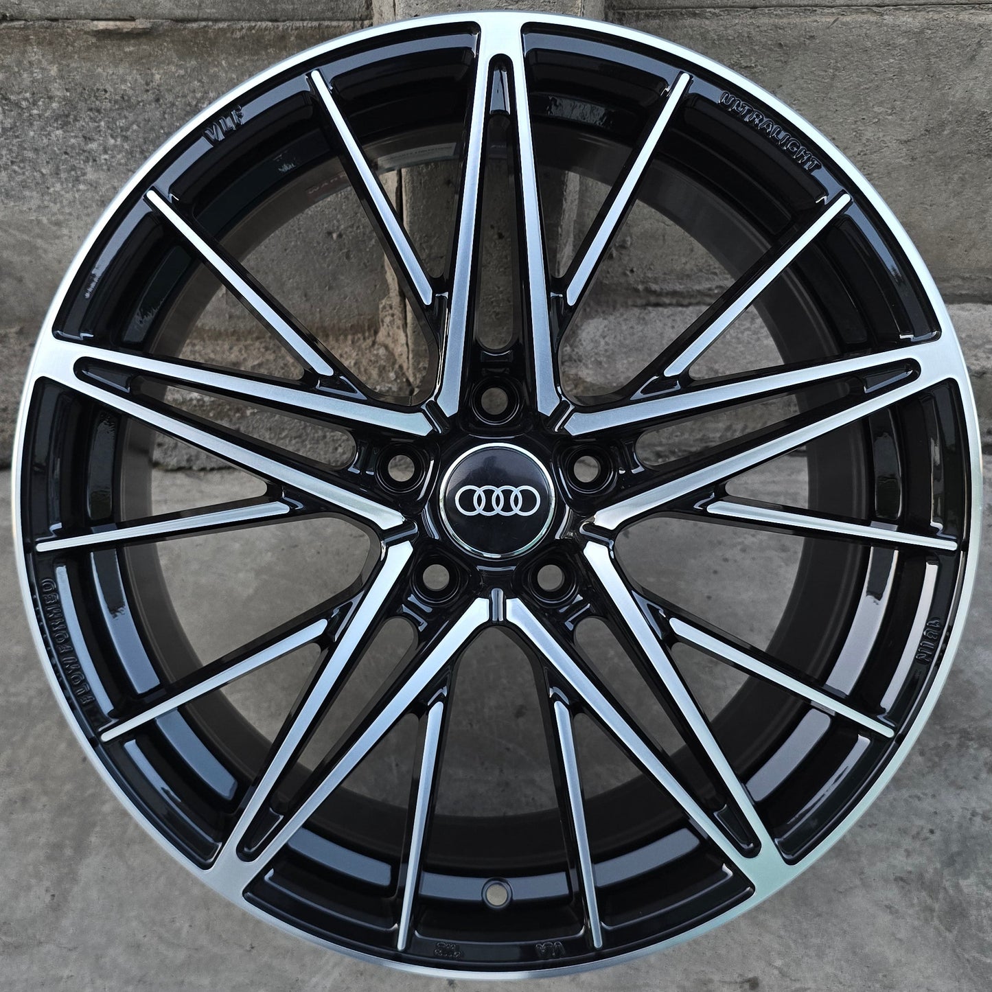 SET DE 4 LLANTAS AUDI *. Aro 18 - 5x112. Color Cromado Fondo Negro. (VLF17)