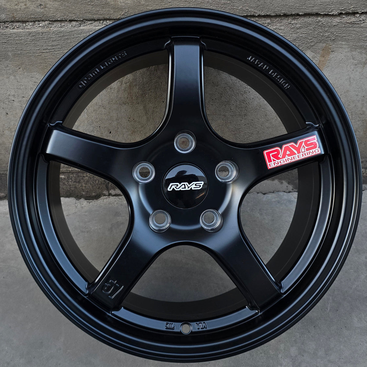 SET DE 4 LLANTAS RAYS GRAMLIGHT. Aro 16 5x114. .Color Negro .(FF09).