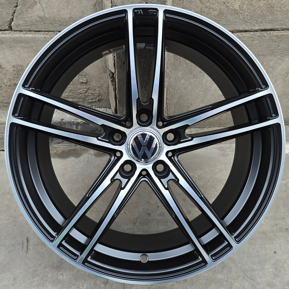 SET DE 4 LLANTAS VOLKSWAGEN *. Aro 18 - 5x112. Color Cromado Fondo Negro. (VLF01)