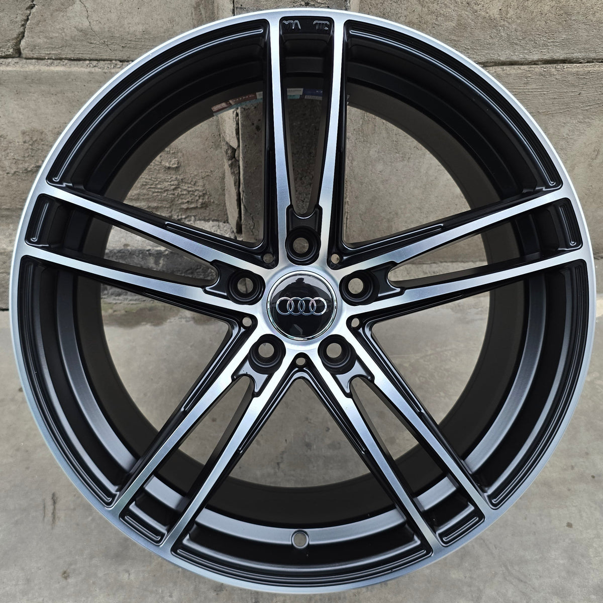 SET DE 4 LLANTAS AUDI *. Aro 18 - 5x112. Color Cromado Fondo Negro. (VLF01)