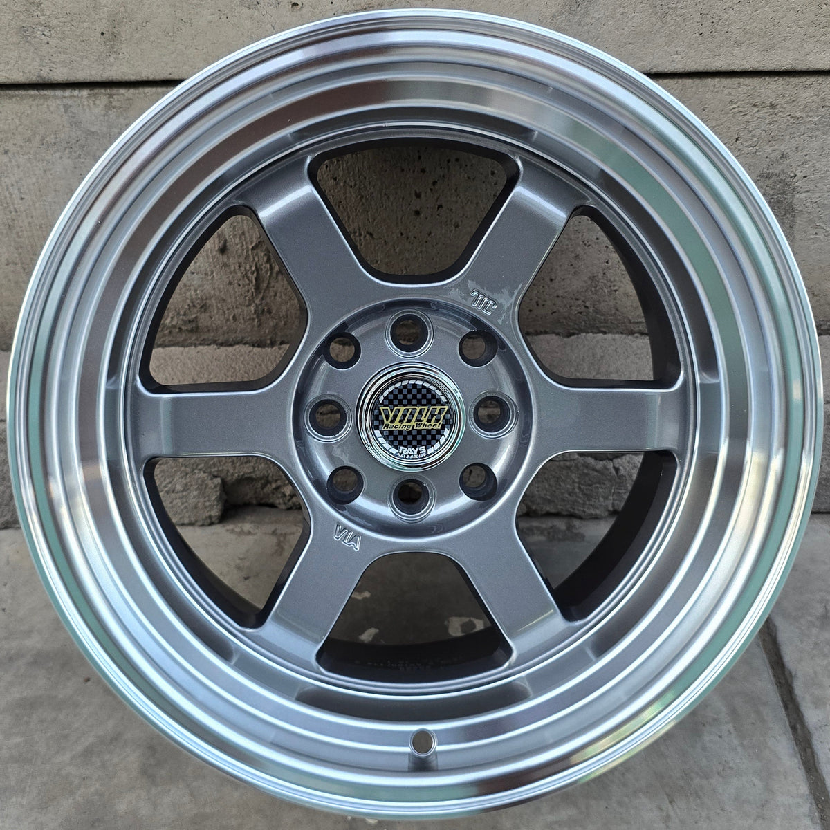 SET DE 4 LLANTAS VOLK TE37. Aro 15 - 4x100, 4x114. Doble Apernadura. Color Grafito Aro Cromado. (60223)