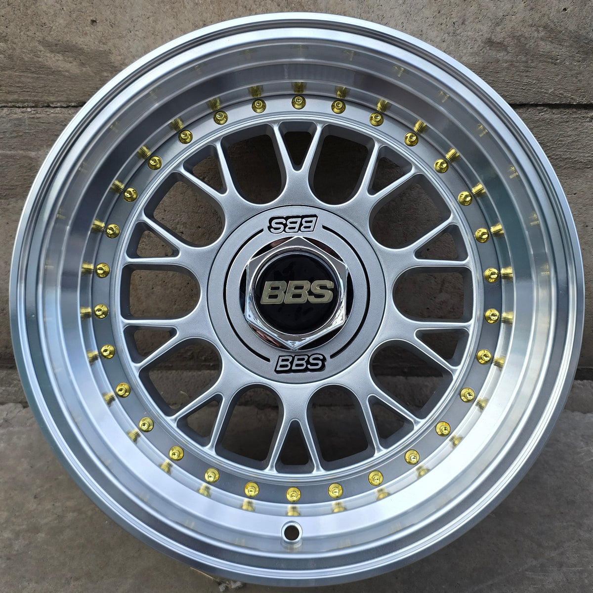 SET DE 4 LLANTAS BBS LM. Aro 15 - 4x100, 4x108. Doble Apernadura. Color Plateado Aro Cromado. (1871)