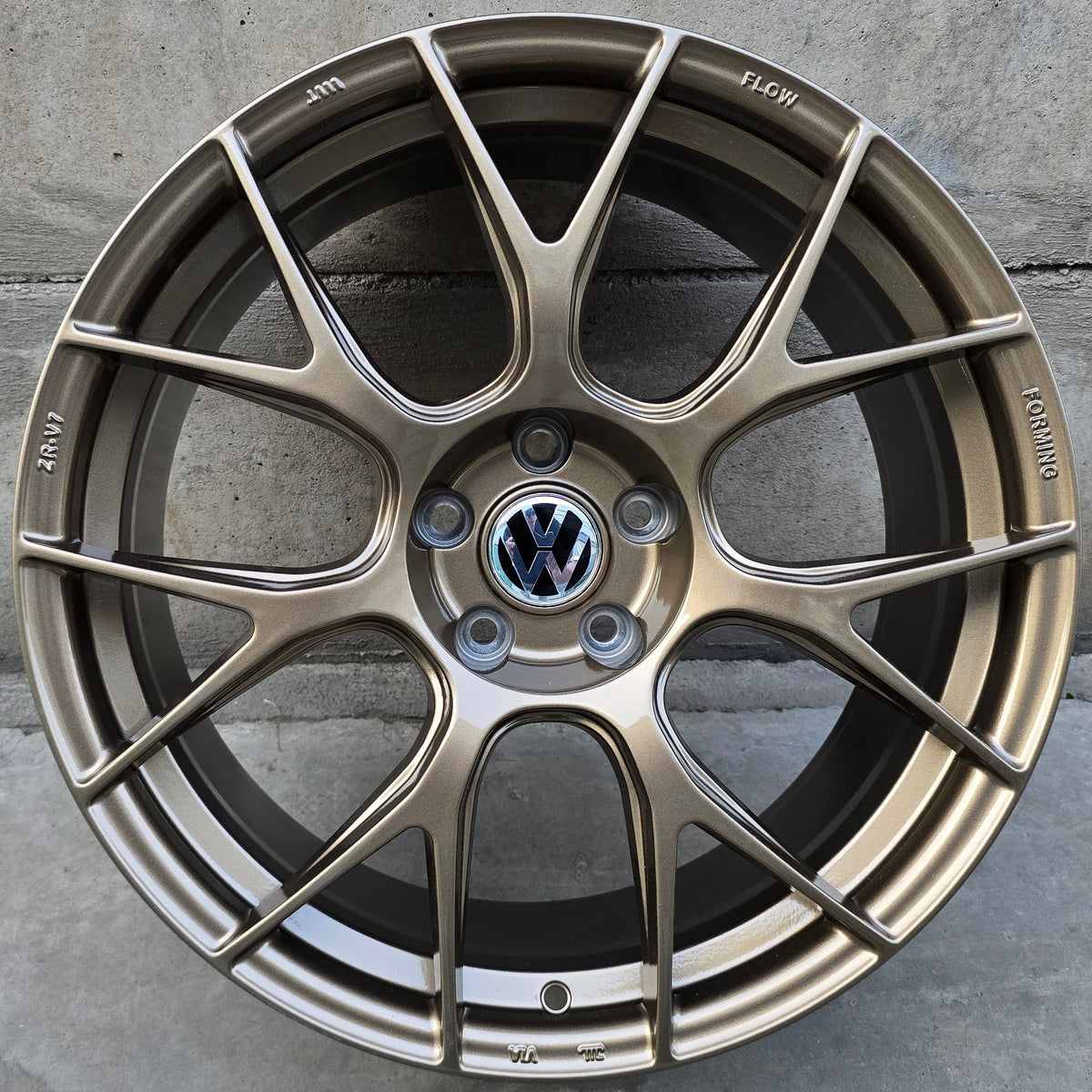SET DE 4 LLANTAS VOLKSWAGEN *. Aro 19 - 5x112. Color Bronce. (ZR-V7)