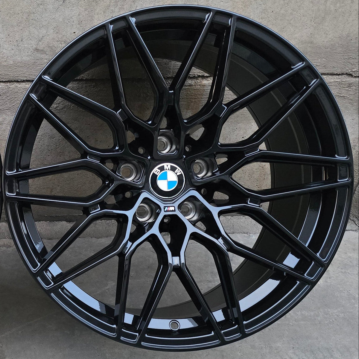 SET DE 4 LLANTAS BMW. Aro 19 - 5x120. Color Negro Brillante. (H3242F)