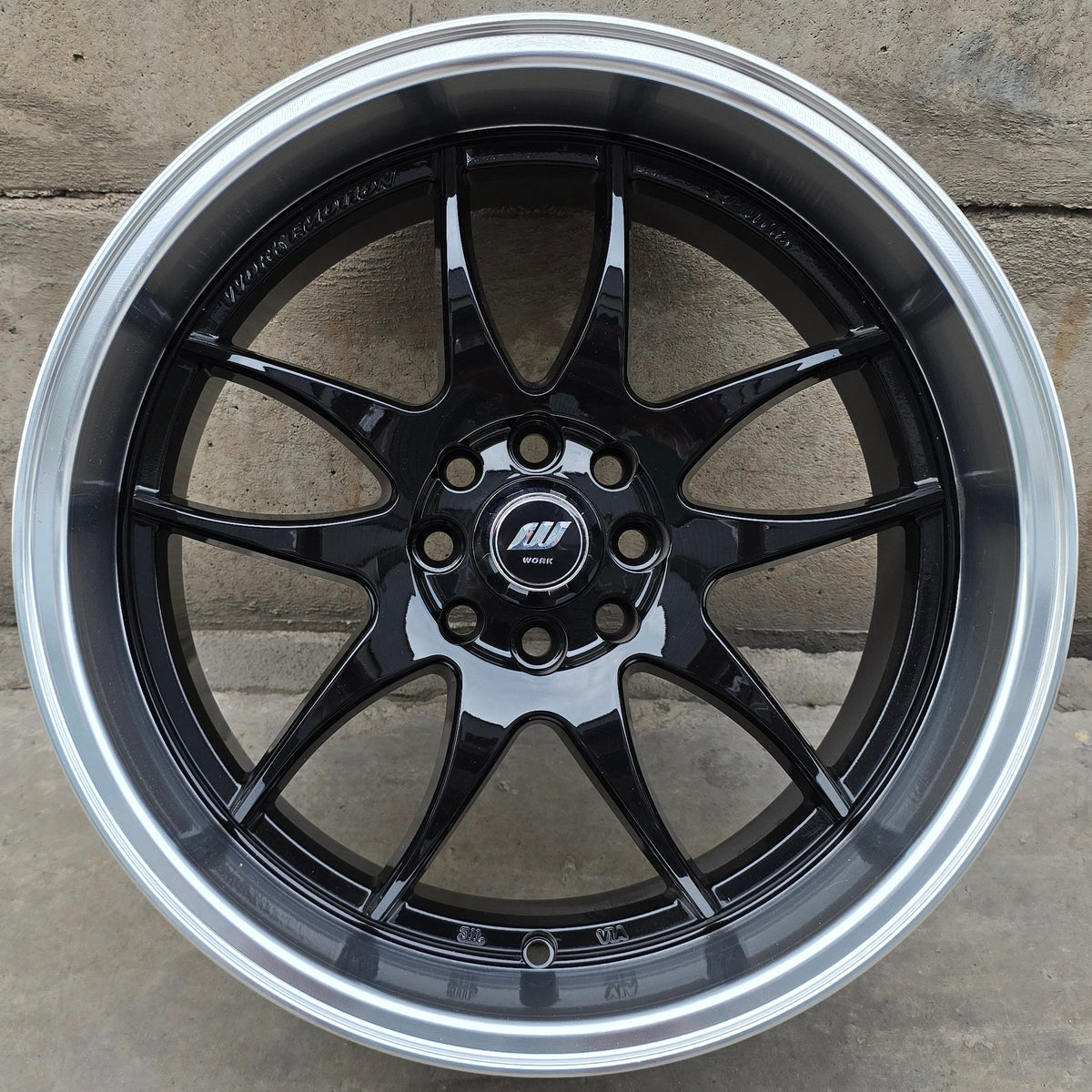 SET DE 4 LLANTAS WORK EMOTION. Aro 17 - 4x100, 4x108. Doble apernadura. Color Negro Aro Cromado (17H9017B)
