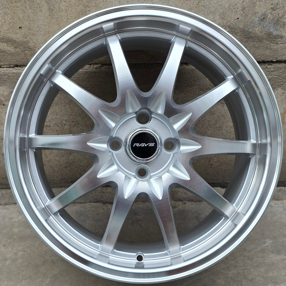 SET DE 4 LLANTAS VOLK RAYS CE28. Aro 17 - 4x100. Color Plateado. (17N0271A)