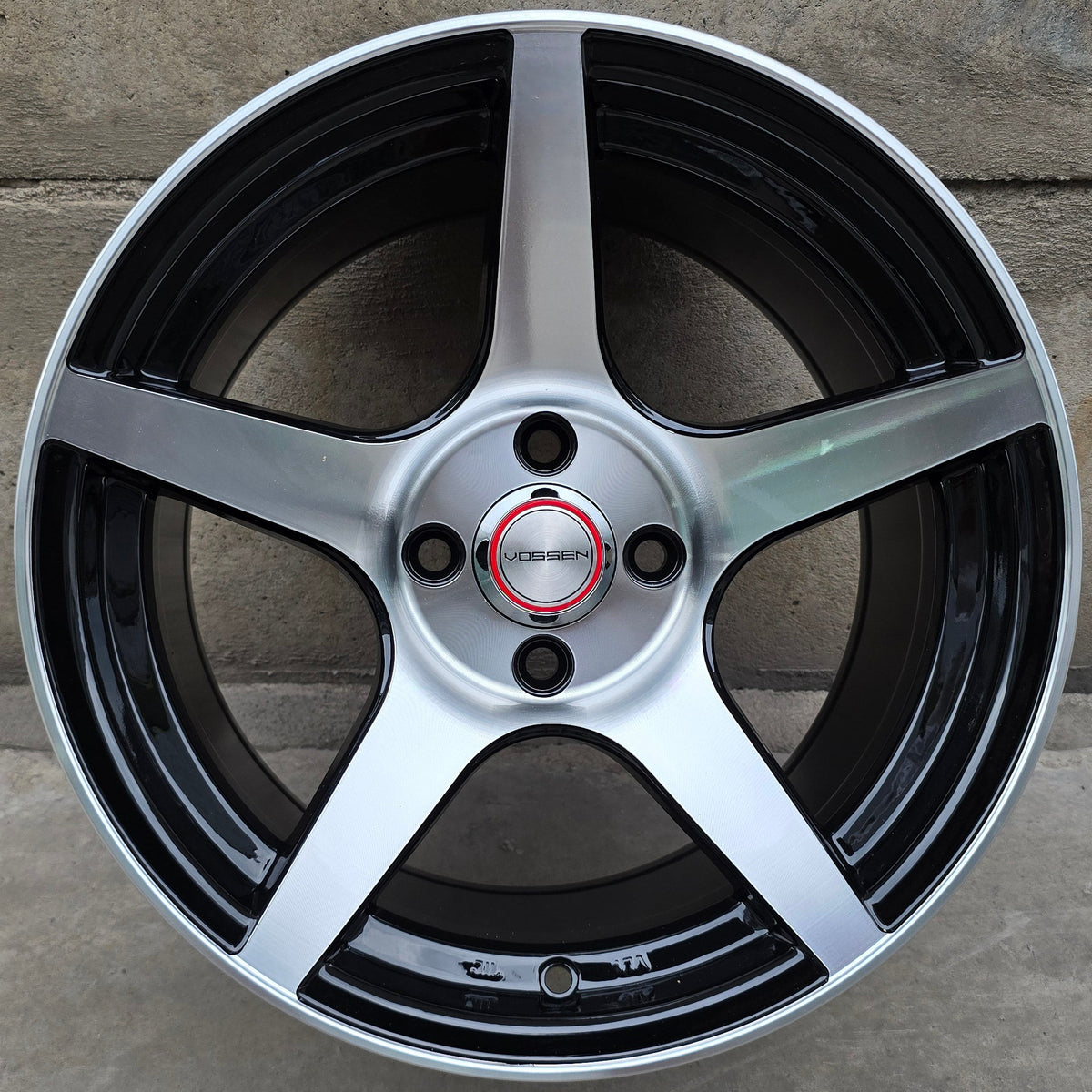 SET DE 4 LLANTAS VOSSEN CV3. Aro 15 - 4x100. Color Cromado Fondo Negro (15H5613)