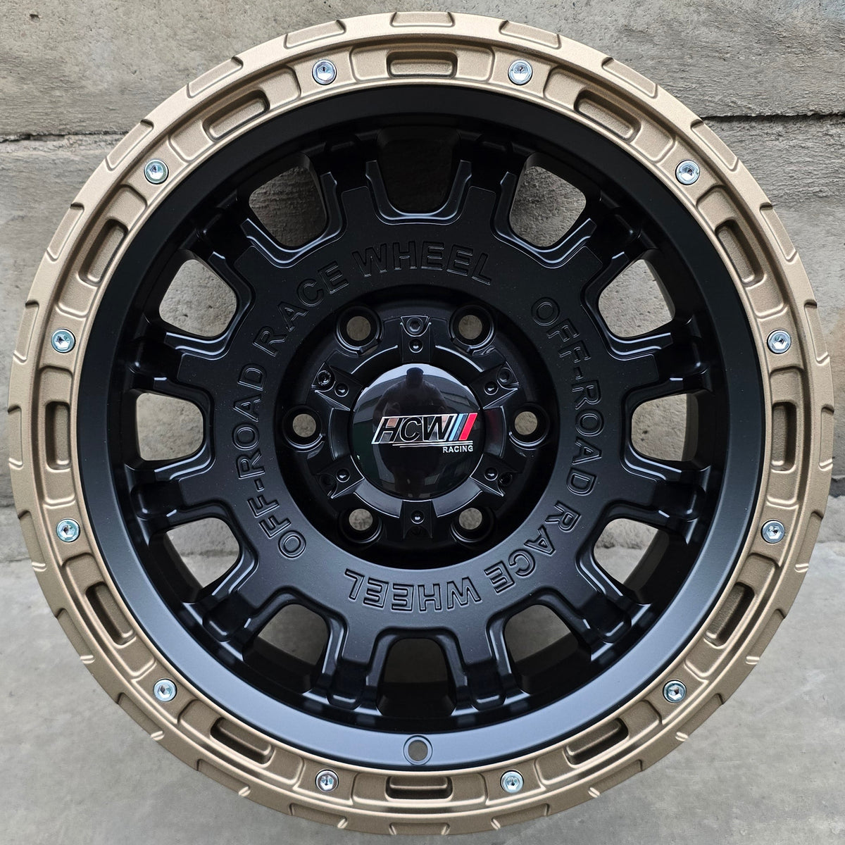 SET DE 4 LLANTAS CAMIONETA. Aro 16 - 6x139. Color Negro Aro Bronce (16C118A)