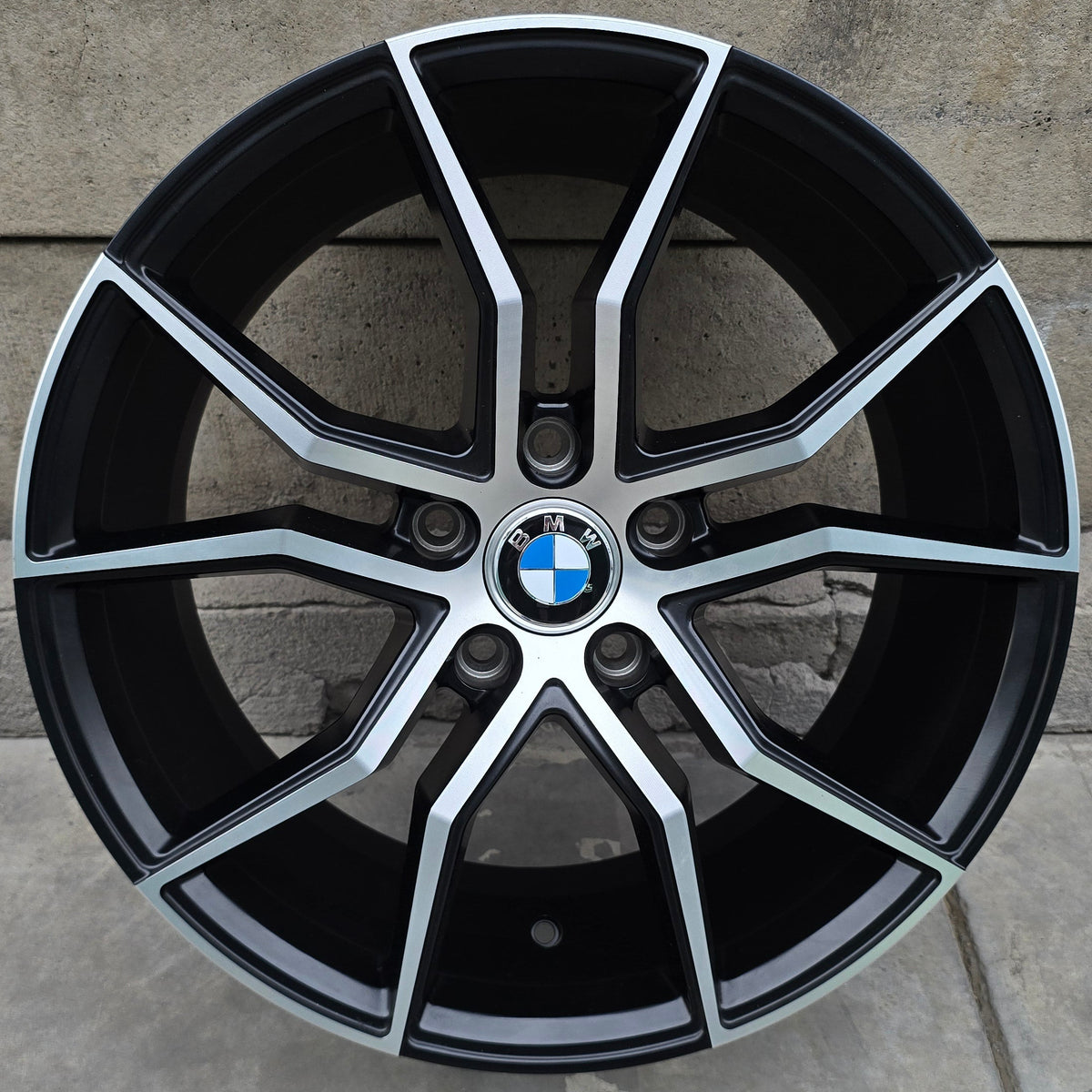 SET DE 4 LLANTAS BMW. Aro 18 - 5x120. Color Cromado Fondo Negro. (2279)