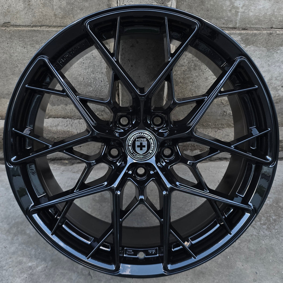 SET DE 4 LLANTAS HRE. Color Negro. Aro 18 - 5x114 (RGW020FF)