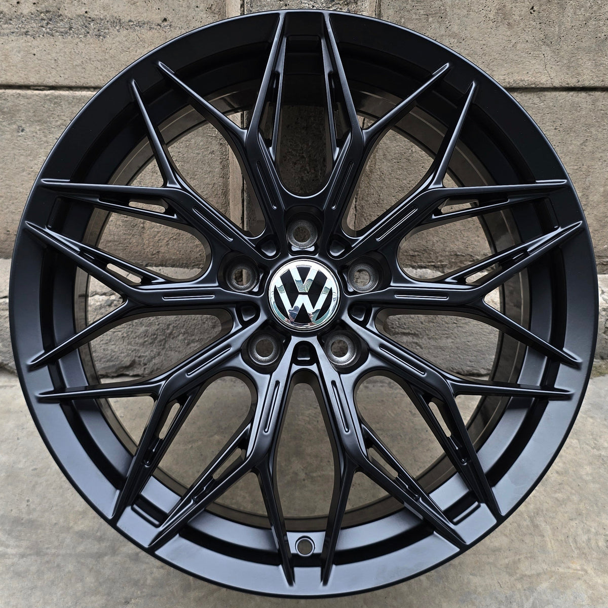SET DE 4 LLANTAS VOLKSWAGEN *. Color Negro Mate. Aro 17 - 5x112 (X70733H)