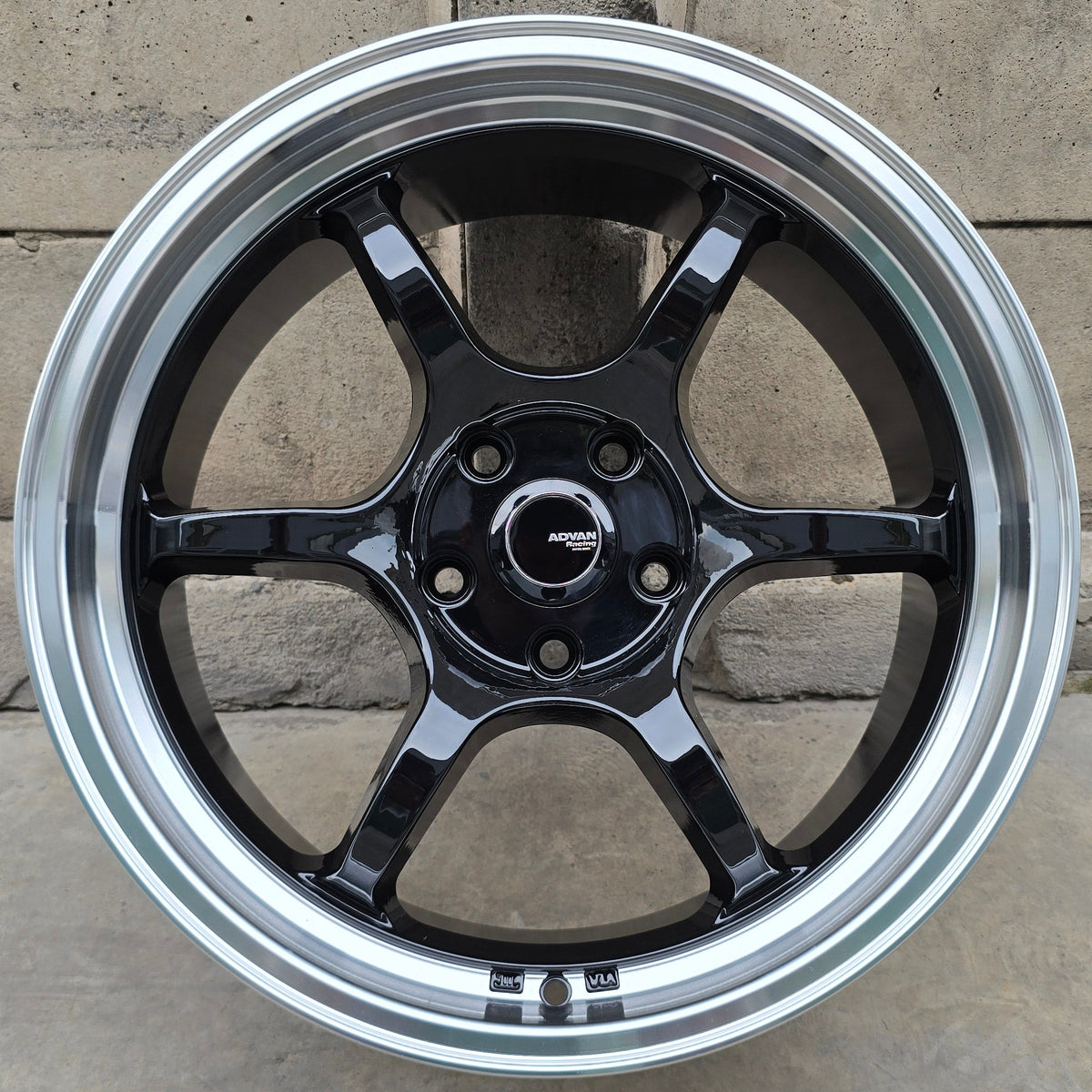 SET DE 4 LLANTAS ADVAN RACING RGD2. Color Negro Aro Cromado. Aro 18 - 5x114 (KF5127)