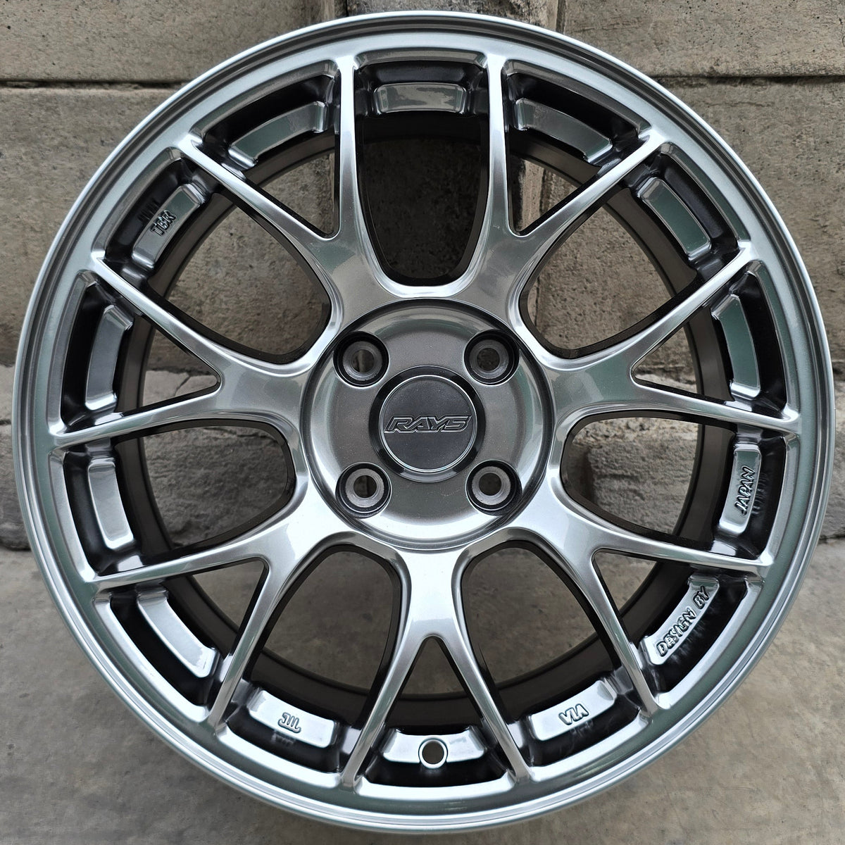 SET DE 4 LLANTAS RAYS. Aro 15 - 4x100. Color Grafito Metalizado. (RGW7078)