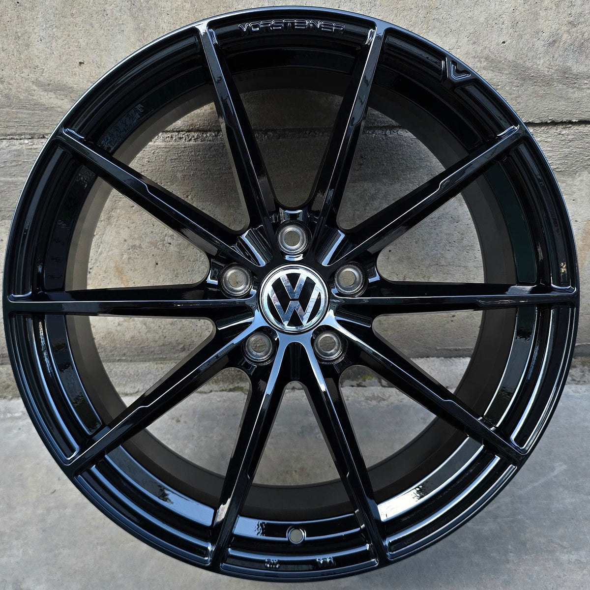 SET DE 4 LLANTAS VOLKSWAGEN *. Aro 18 - 5x112. Color Negro. (FF109)
