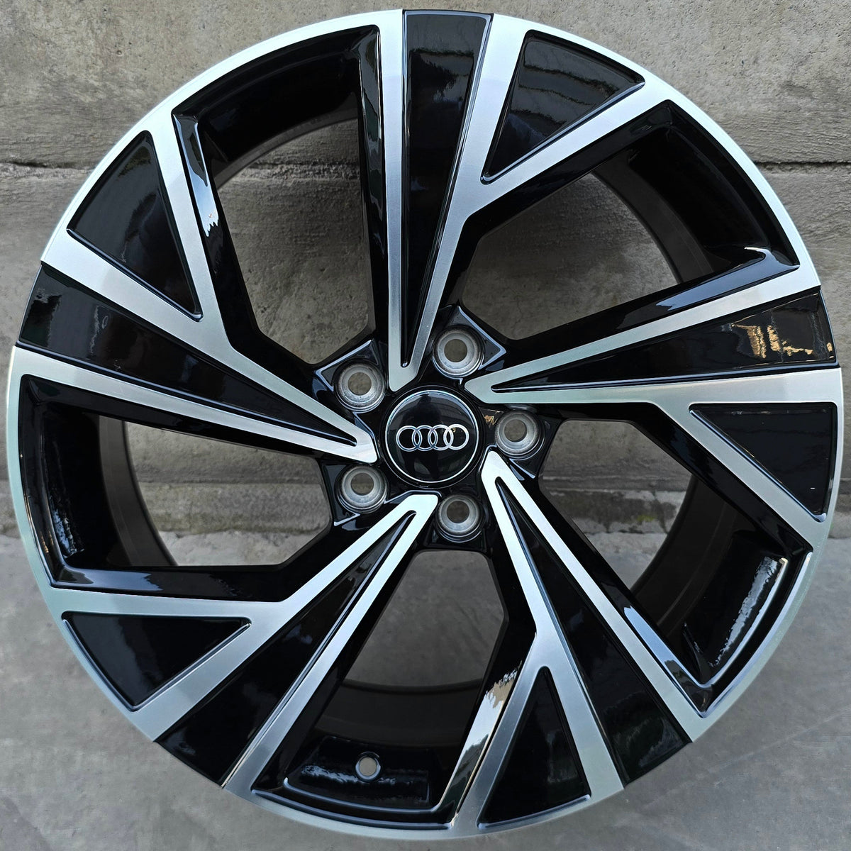 SET DE 4 LLANTAS AUDI *. Aro 18 - 5x112. Color Cromado Fondo Negro. (H3484F)