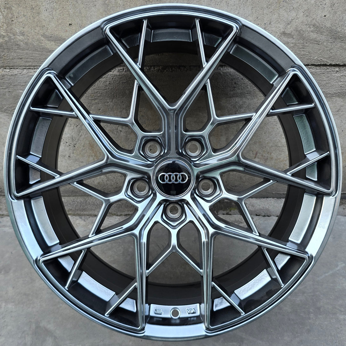 SET DE 4 LLANTAS AUDI *. Color Grafito Metalizado. Aro 18 - 5x112 (H754F)