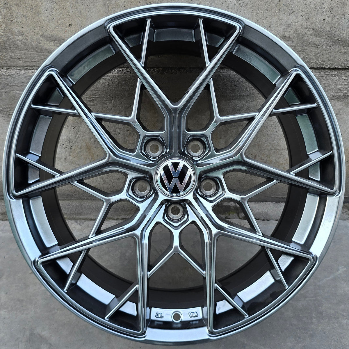 SET DE 4 LLANTAS VOLKSWAGEN *. Color Grafito Metalizado. Aro 18 - 5x112 (H754F)