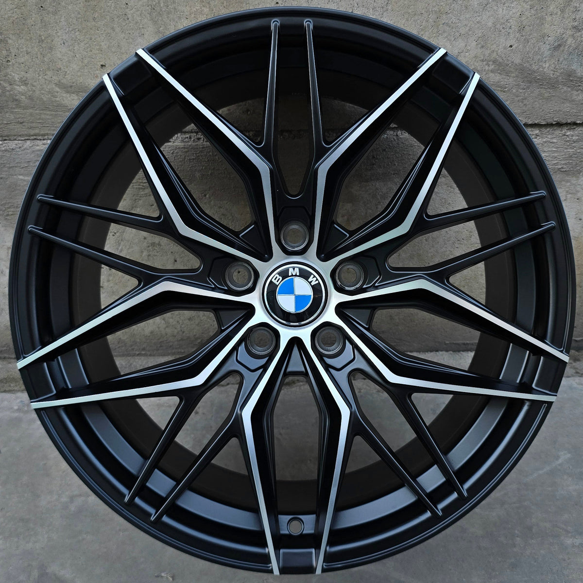 SET DE 4 LLANTAS BMW *. Aro 18 - 5x112. Color Cromado Fondo Negro. (FF107)
