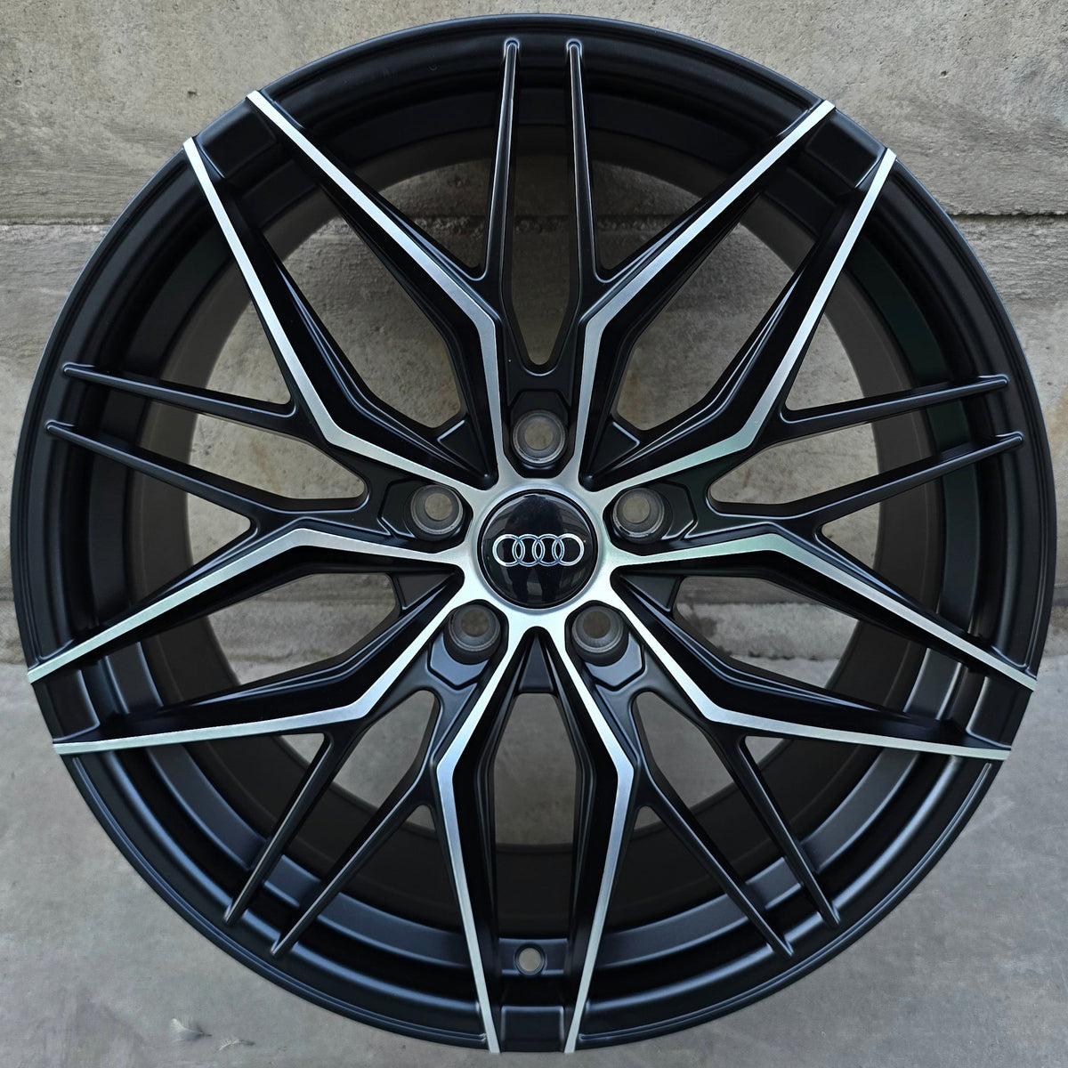 SET DE 4 LLANTAS AUDI *. Aro 18 - 5x112. Color Cromado Fondo Negro. (FF107)