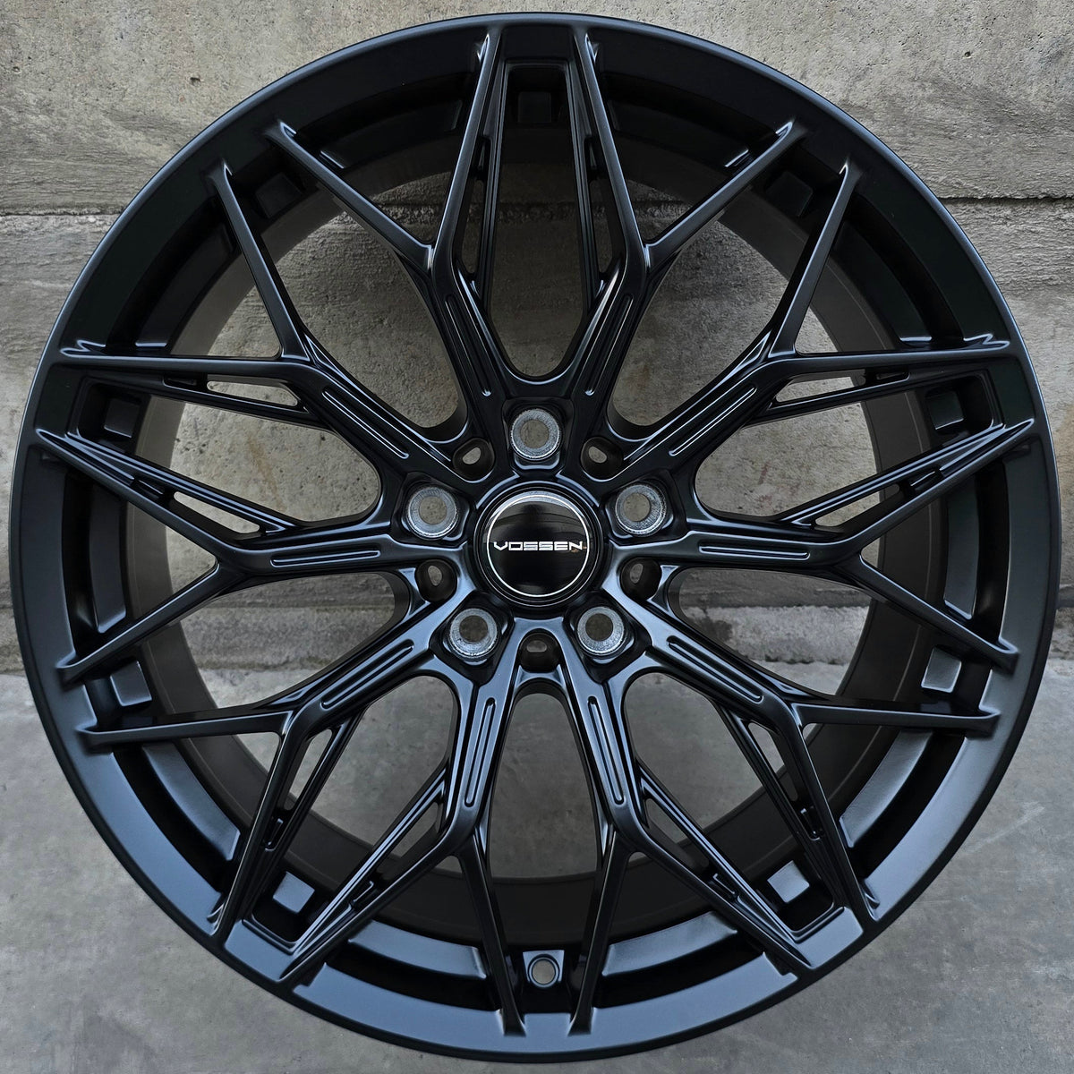 SET DE 4 LLANTAS VOSSEN. Color Negro Mate. Aro 18 - 5x114. (FF106)