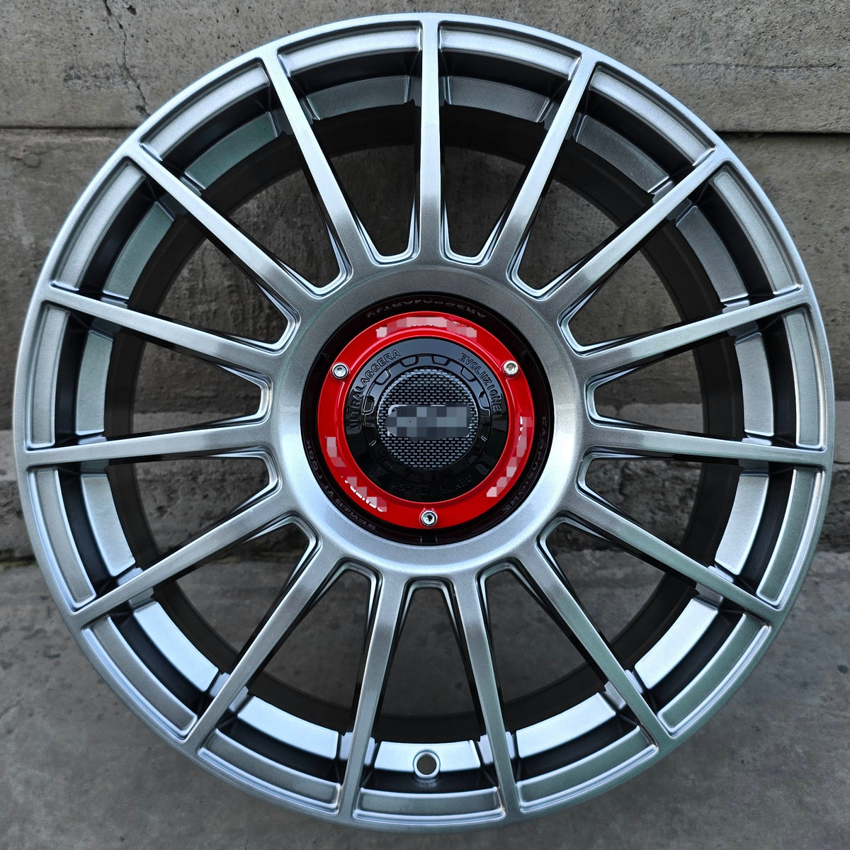 SET DE 4 LLANTAS Color Grafito Metalizado centro rojo. Aro 17- 5x100, 5x114. Doble apernadura. (F7728)