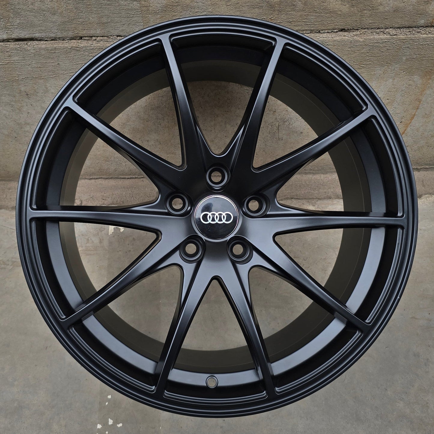 SET DE 4 LLANTAS AUDI *. Aro 18 - 5x112. Color Negro. (18CG25C)