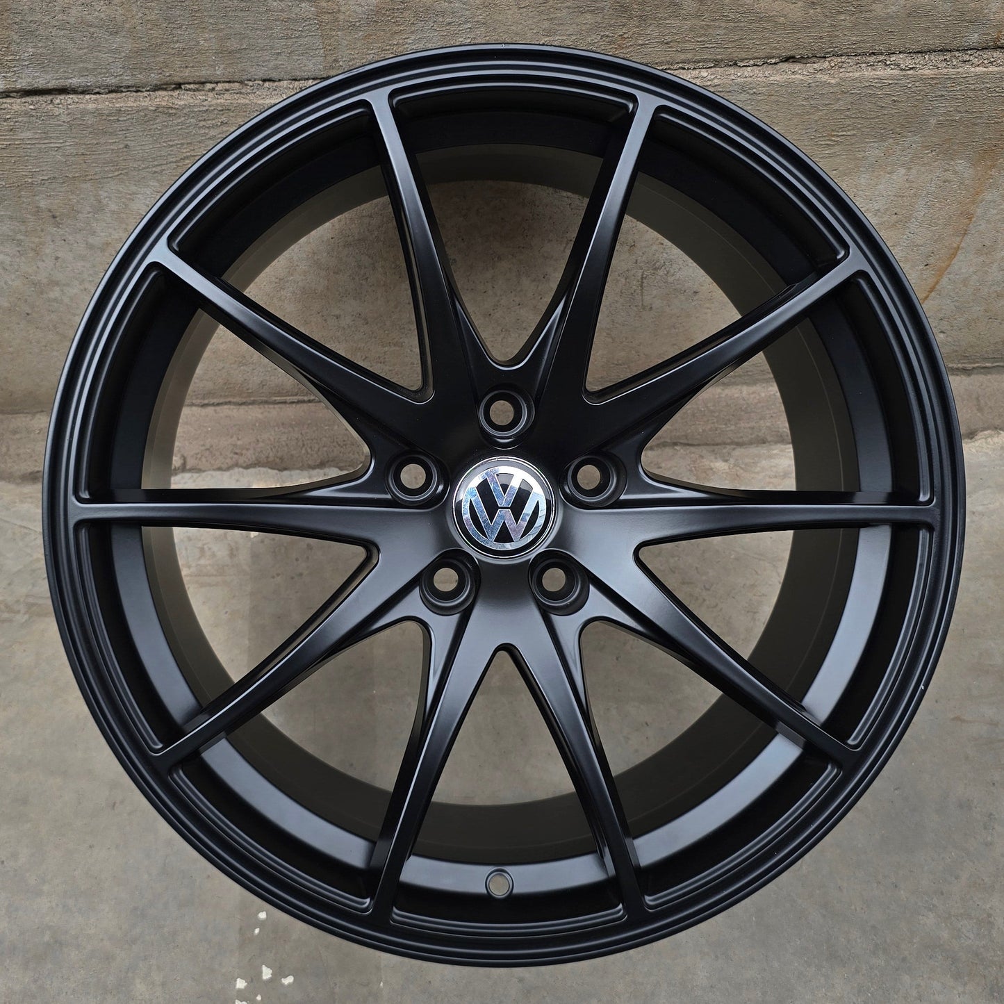 SET DE 4 LLANTAS VOLKSWAGEN *. Aro 18 - 5x112. Color Negro. (18CG25C)