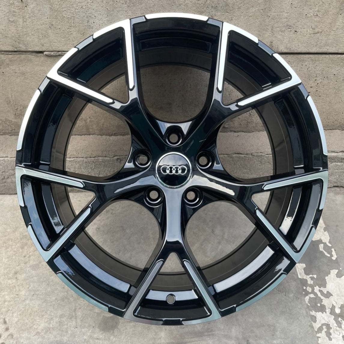 SET DE LLANTAS AUDI COLOR Cromado Fondo Negro. Aro 18 - 5x112 (6131)