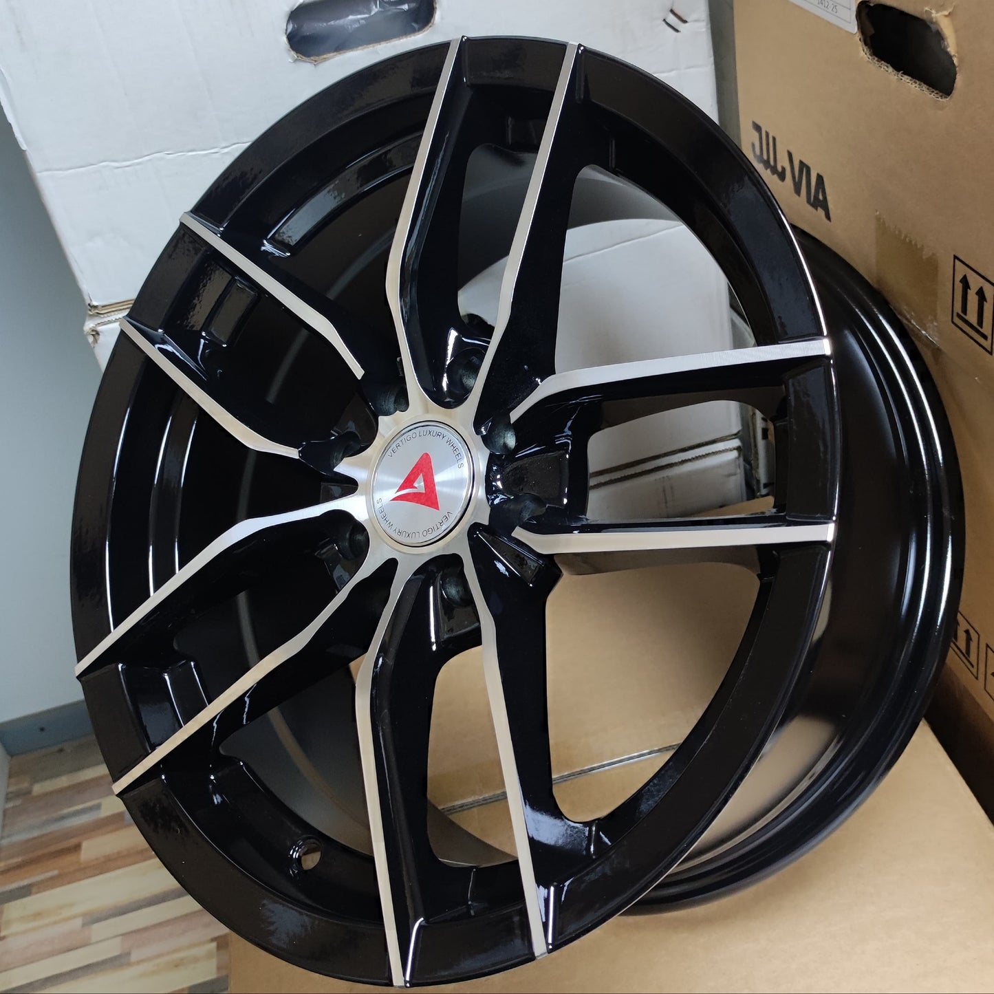 SET DE LLANTAS MODELO 10586. Aro 15-4x100 .Color Cromado Fondo Negro .(10586).