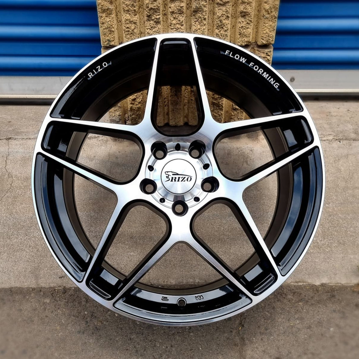 SET DE LLANTAS RIZO. Aro 18 - 5x114 .Color Cromado Fondo Negro .(RS3).