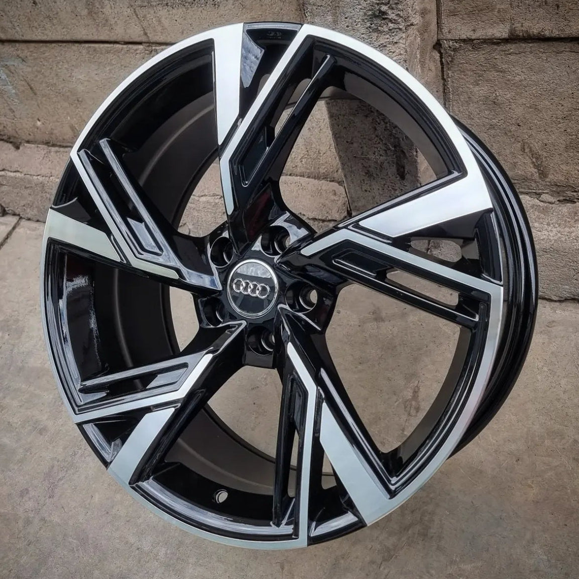 SET DE LLANTAS AUDI COLOR Cromado Fondo Negro. Aro 18 - 5x112 (FBX154)