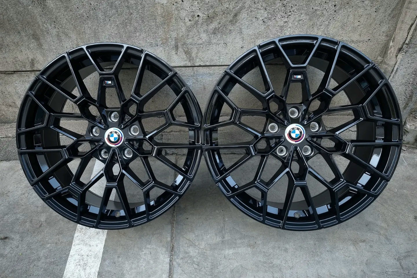 SET DE LLANTAS NEW M4 COLOR Negro. Aro 19 - 5x120. Asimetrica (7108)