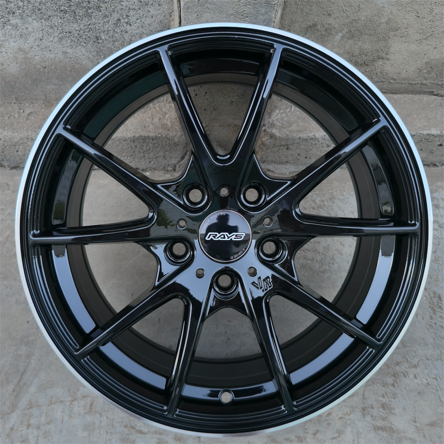 SET DE 4 LLANTAS RAYS . Aro 16 - 5x112, 5x114. Doble Apernadura. Color Negro. (16D202C)